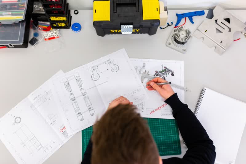 Hands-on design and building inside an Innovation Center workshop